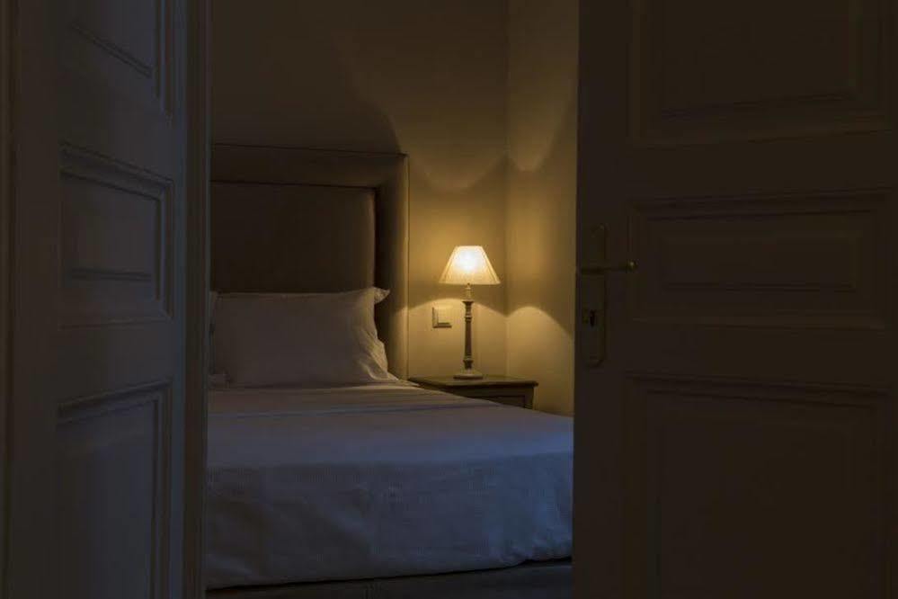 Home & Art Suites Атина Екстериор снимка